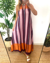 Carregar imagem no visualizador da galeria, Vestido estampado riscas com pedras rosa
