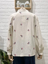 Carregar imagem no visualizador da galeria, Camisa flores bordadas
