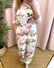 Carregar imagem no visualizador da galeria, Jardineiras estampa flores Lumina
