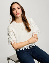 Carregar imagem no visualizador da galeria, T-shirt com detalhes em renda branco Morgan
