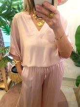 Carregar imagem no visualizador da galeria, Blusa acetinada oversize rosa

