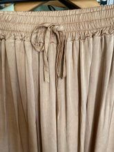 Carregar imagem no visualizador da galeria, Calças pantalonas acetinadas camel
