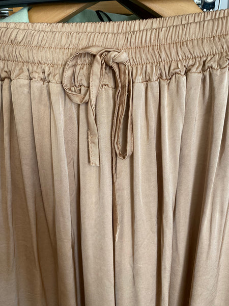 Calças pantalonas acetinadas camel