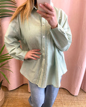 Carregar imagem no visualizador da galeria, Camisa túnica de riscas fininhas verde
