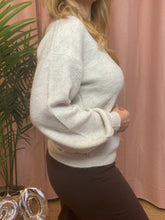 Carregar imagem no visualizador da galeria, Camisola Vivioli beje Vila
