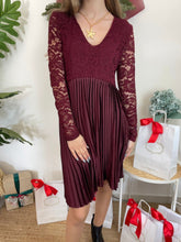 Carregar imagem no visualizador da galeria, Vestido plissado com renda bordeaux
