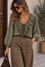 Carregar imagem no visualizador da galeria, Blusa folho com tachas kaki

