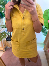 Carregar imagem no visualizador da galeria, Vestido de sarja amarelo com bolsos
