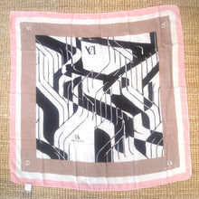 Carregar imagem no visualizador da galeria, Lenço Don Algodon estampado beje e rosa
