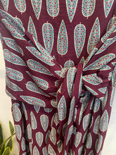 Carregar imagem no visualizador da galeria, Vestido Sardenha folhas pequenas bordeaux
