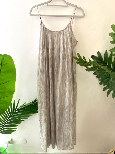 Vestido comprido alças finas cinza