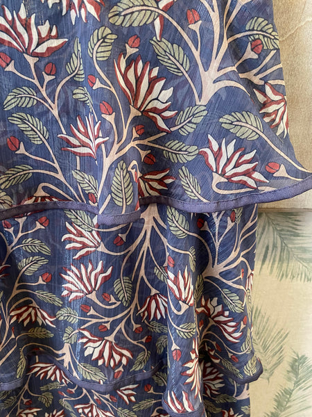 Saia folhos estampa flores azuis