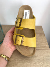 Carregar imagem no visualizador da galeria, Chinelo fivelas amarelo Cubanas

