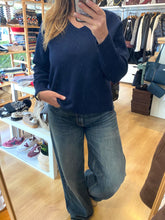 Carregar imagem no visualizador da galeria, Camisola de malha decote V marinho

