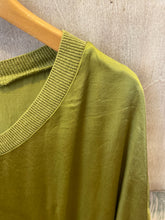 Carregar imagem no visualizador da galeria, Blusa acetinada com cós de malha azeitona
