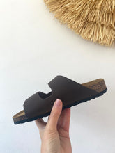 Carregar imagem no visualizador da galeria, Chinelo fivelas comporta castanho Cubanas
