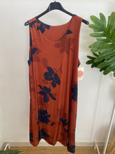 Carregar imagem no visualizador da galeria, Vestido midi malha fria estampa folhas telha
