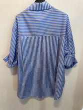 Carregar imagem no visualizador da galeria, Camisa túnica azul riscas e bordados
