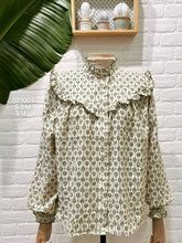 Carregar imagem no visualizador da galeria, Camisa estampada folhos verde
