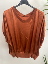 Carregar imagem no visualizador da galeria, Blusa acetinada com cós de malha tijolo
