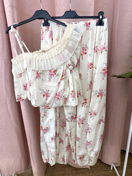 Conjunto top e calças estampa florzinhas rosa