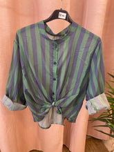 Carregar imagem no visualizador da galeria, Camisa riscas azul e verde
