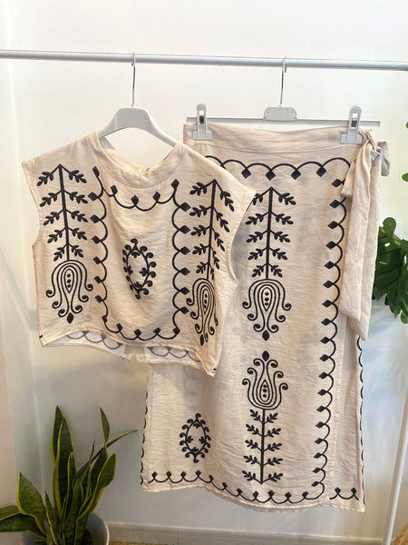 Conjunto de blusa e saia branco