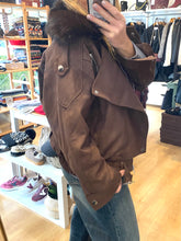 Carregar imagem no visualizador da galeria, Blusão com gola de pêlo castanho
