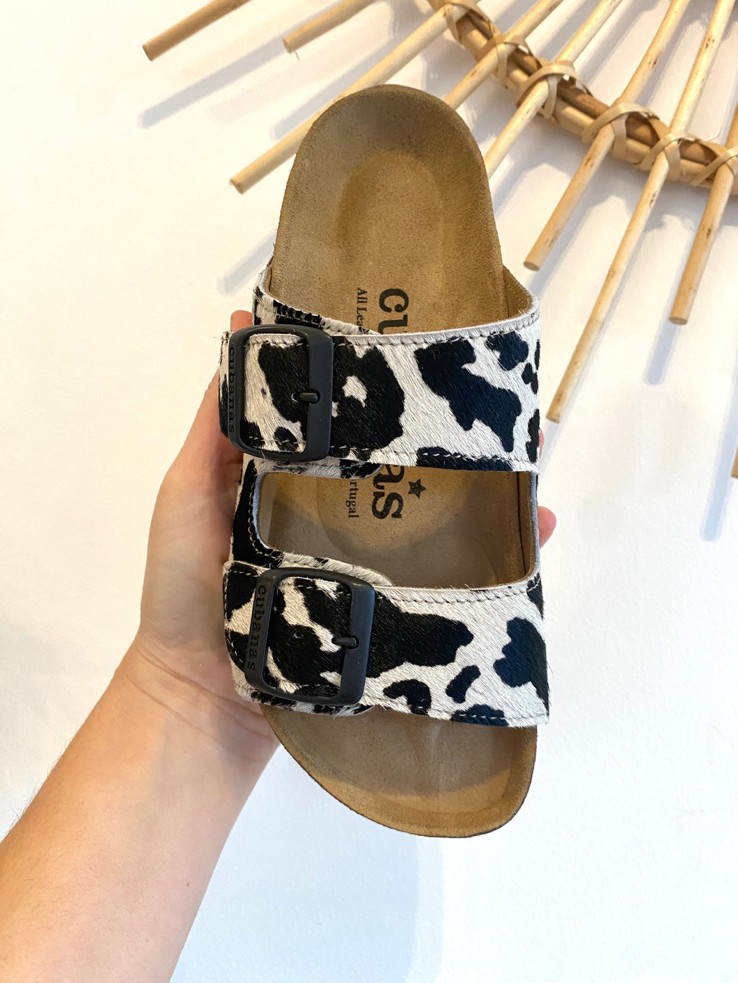 Chinelo fivelas Amalia pêlo vaca Cubanas