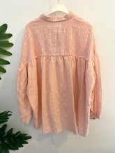 Carregar imagem no visualizador da galeria, Camisa oversize bordados rosa

