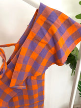 Carregar imagem no visualizador da galeria, Vestido vichy gola com folho laranja
