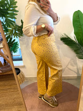 Carregar imagem no visualizador da galeria, Calças sarja florzinhas amarelo
