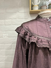 Carregar imagem no visualizador da galeria, Camisa castanha folhos
