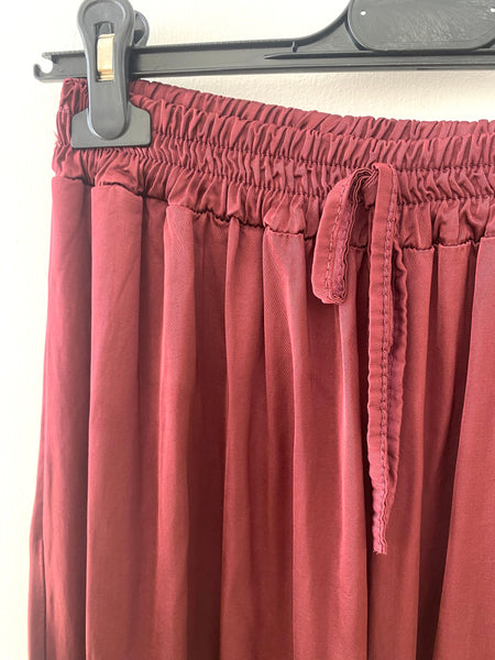 Calças pantalonas acetinadas lisas bordeaux