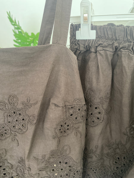 Conjunto top e calções bordado inglês castanho