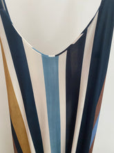 Carregar imagem no visualizador da galeria, Vestido riscas comprido malha fria com bolsos azul
