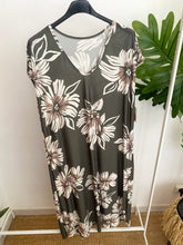 Carregar imagem no visualizador da galeria, Vestido comprido malha fria flores kaki
