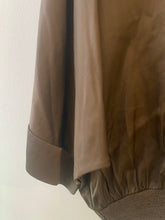 Carregar imagem no visualizador da galeria, Kimono acetinado botões castanho

