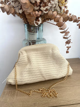 Carregar imagem no visualizador da galeria, Clutch malha lisa creme

