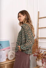 Carregar imagem no visualizador da galeria, Camisa verde estampa animal print
