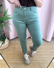 Carregar imagem no visualizador da galeria, Calças Mom Fit sarja verde seco

