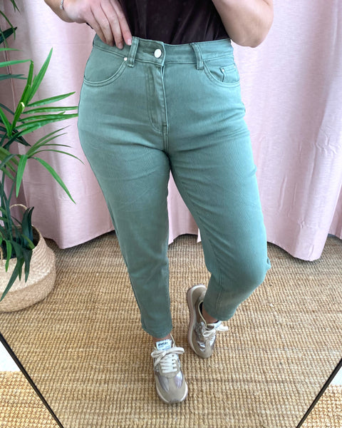 Calças Mom Fit sarja verde seco