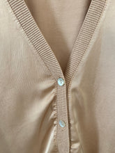 Carregar imagem no visualizador da galeria, Blusa/casaco acetinado botões camel
