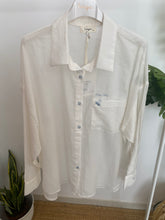 Carregar imagem no visualizador da galeria, Camisa bordado cerejas branco
