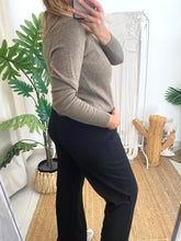 Carregar imagem no visualizador da galeria, Camisola Vinikolina V beje Vila
