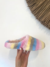 Carregar imagem no visualizador da galeria, Chinelo pêlo multicor Macarena
