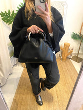 Carregar imagem no visualizador da galeria, Mala preta com alças douradas metálicas Morgan
