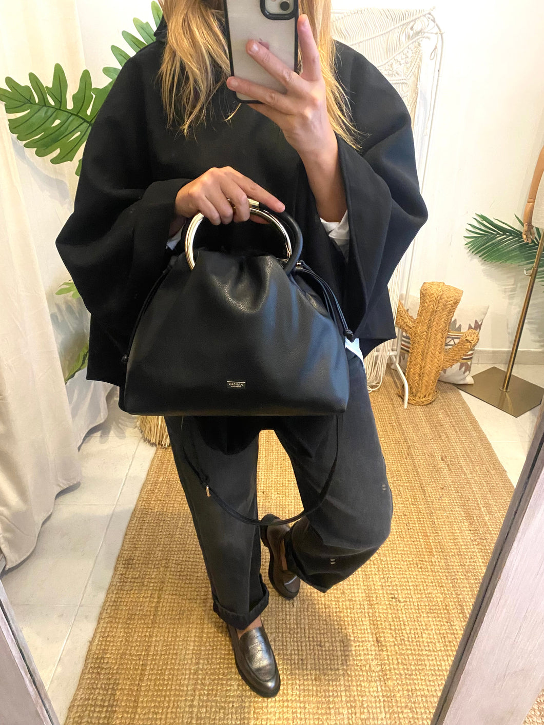 Mala preta com alças douradas metálicas Morgan