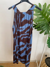 Carregar imagem no visualizador da galeria, Vestido midi malha fria halter castanho e azul
