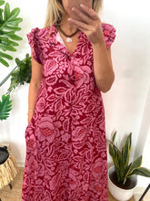 Carregar imagem no visualizador da galeria, Vestido camisa com folho manga estampa peónia rosa

